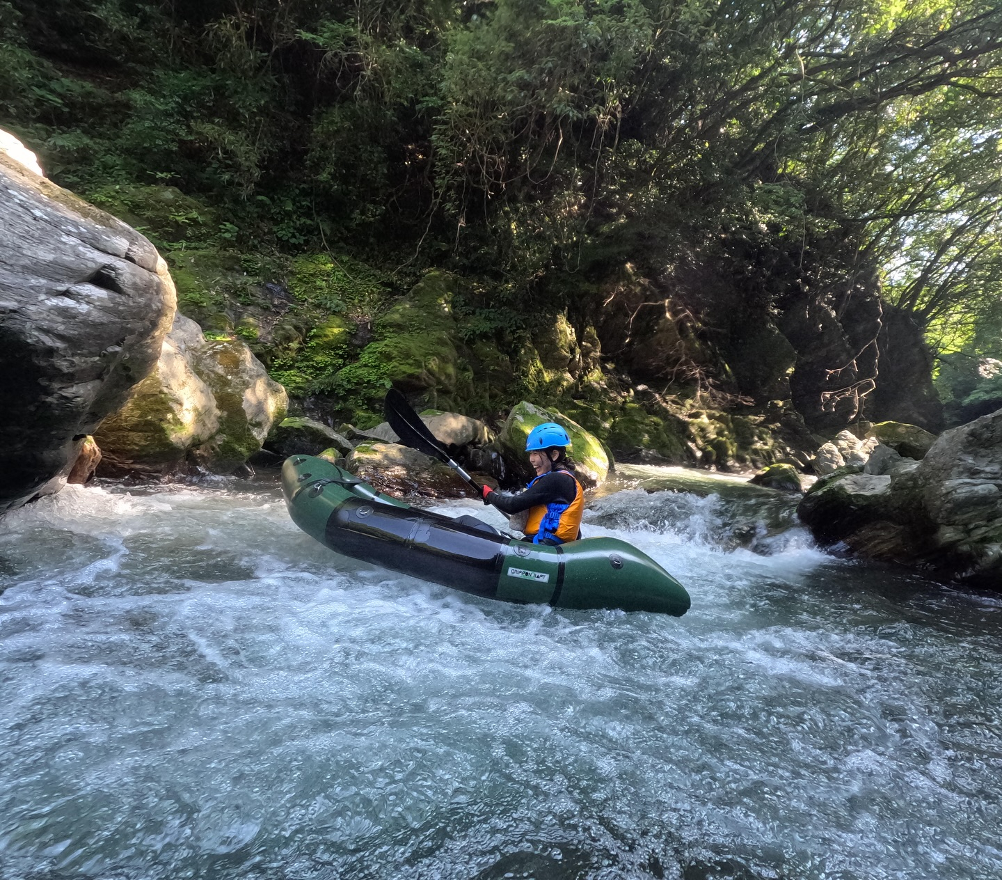 今日もパックラフトツアーでした🙌！暑い日でも、峡谷の中では涼...