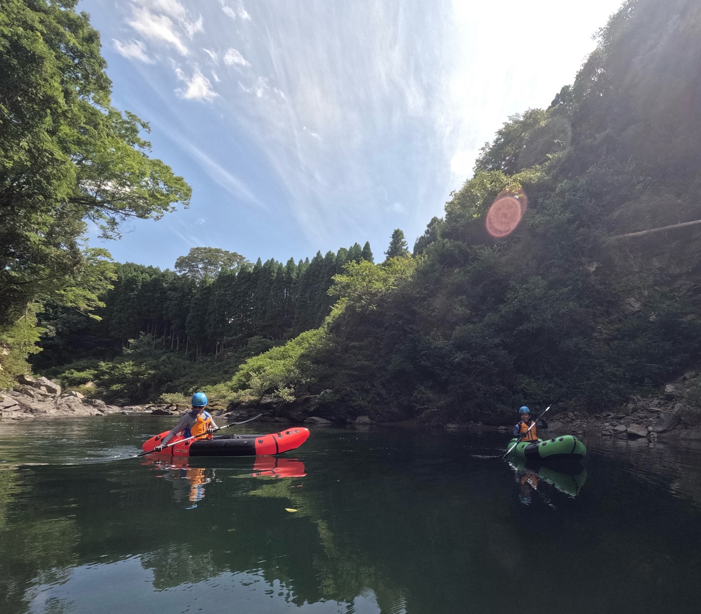 午後はパックラフトツアーでした！🚣‍♀️✨ 全力で遊ぶ大人は...