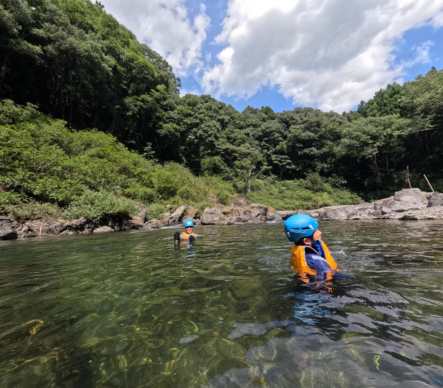 午後はパックラフトツアーでした！🚣‍♀️✨ 全力で遊ぶ大人は...