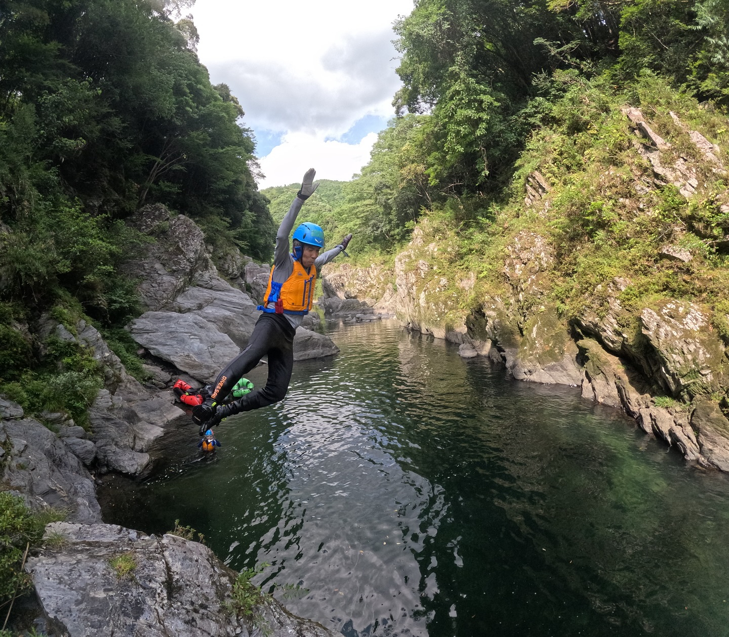 午後はパックラフトツアーでした！🚣‍♀️✨ 全力で遊ぶ大人は...