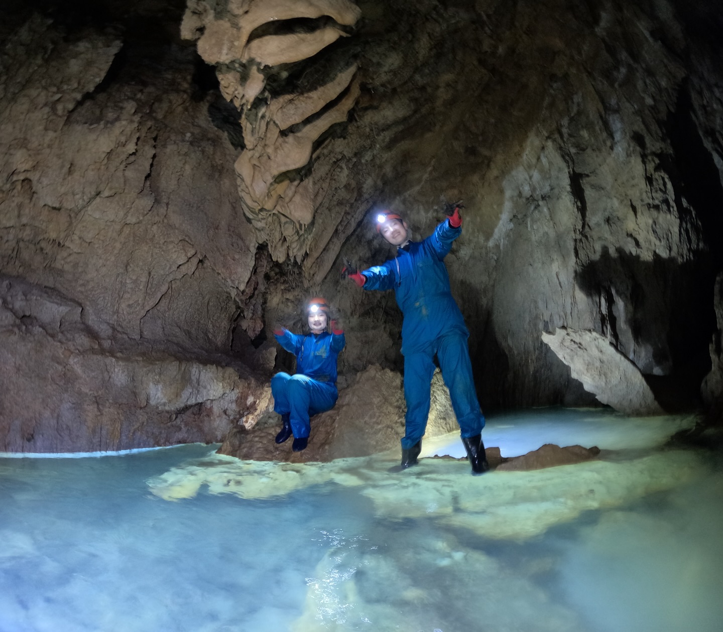 今日はケイビング！💦🧗‍♂️ 水量maxで最高の探検になりま...