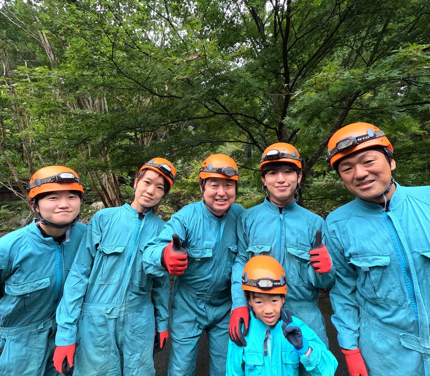 今日は午前も午後もケイビングツアーでした！家族で洞窟探検なん...