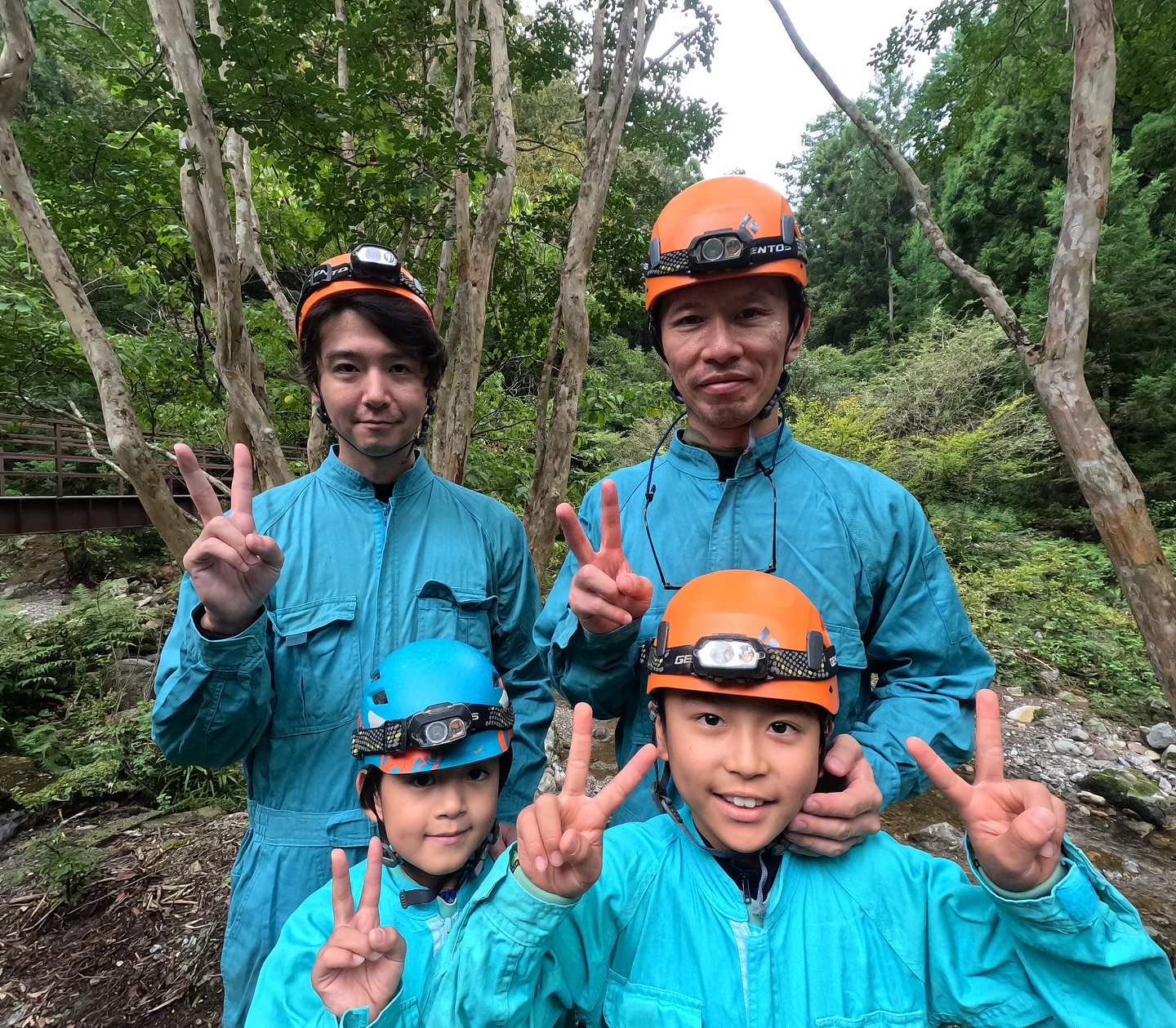 今日は午前も午後もケイビングツアーでした！家族で洞窟探検なん...