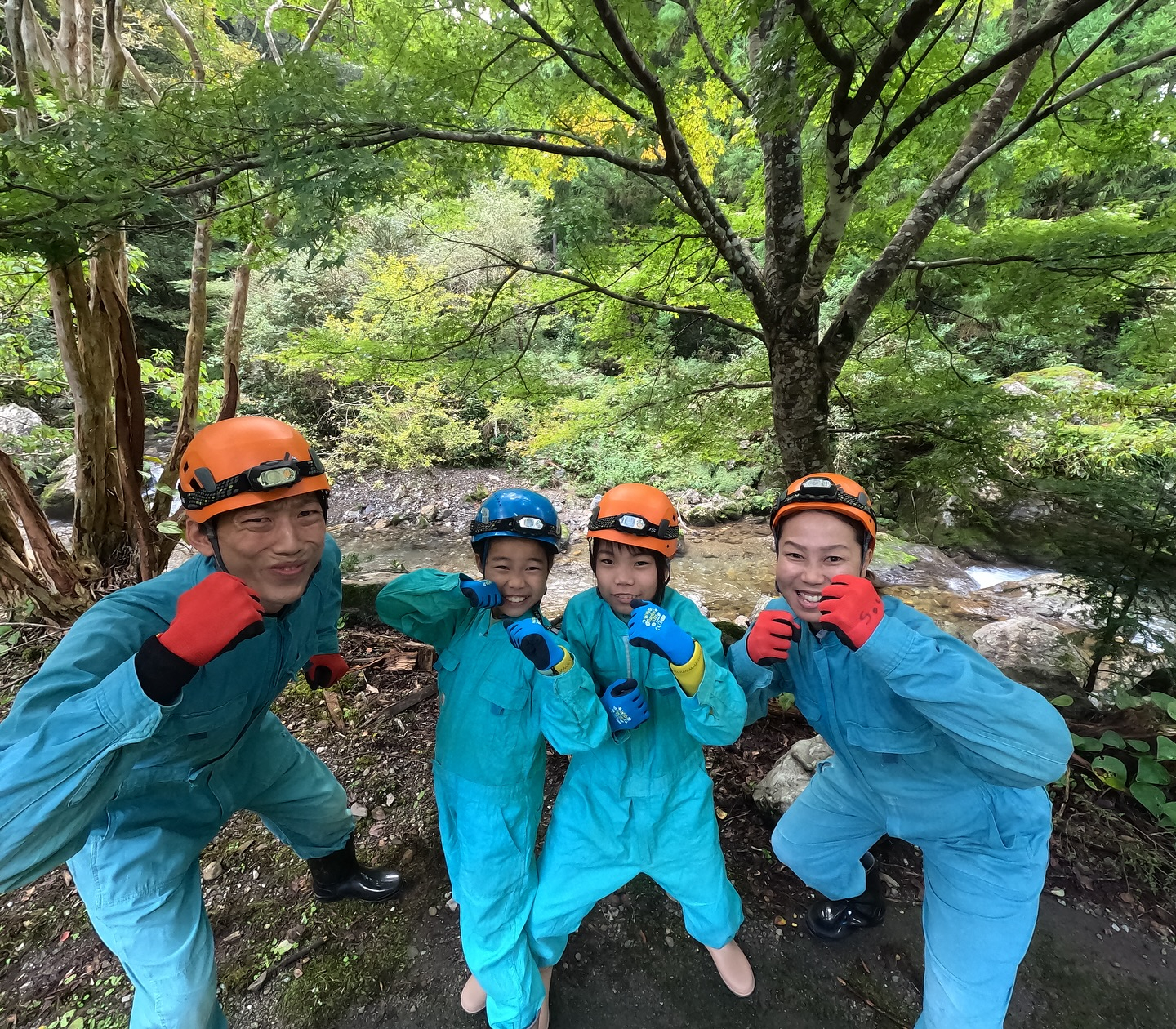 今日の午後は、貸し切りケイビングツアー！🏞️✨ 元気いっぱい...