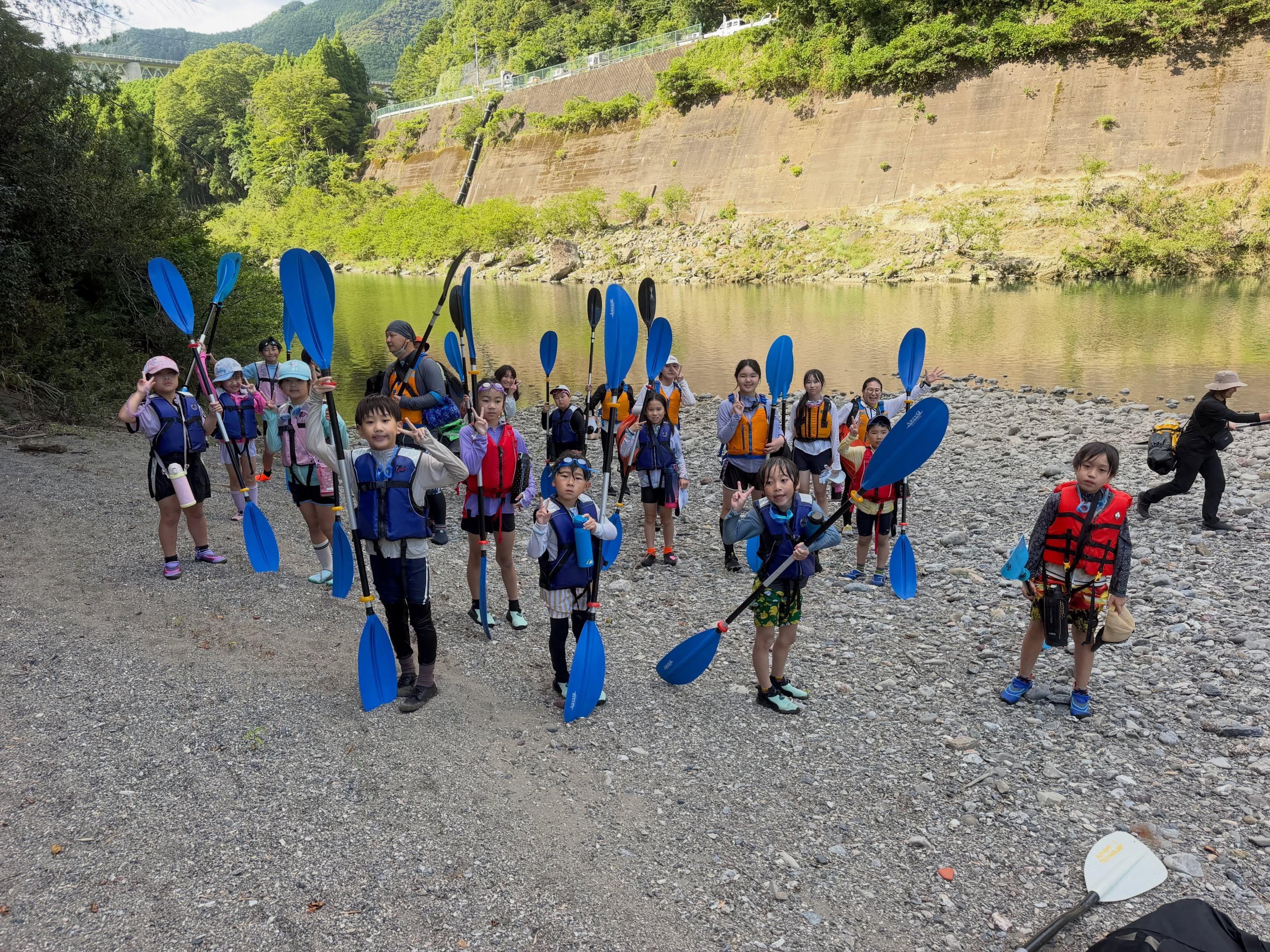 今日は地元の学童のみんながパックラフトに挑戦!🚣♀️☀️